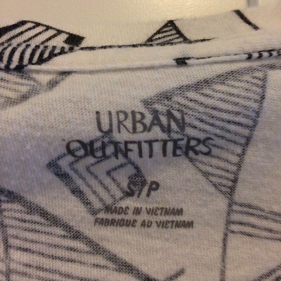 Geometric black and white urban outfitter shirt - Picture 2 of 2
